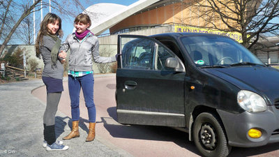 Eva und Catriona vor dem Haus der Kulturen der Welt in Berlin; Foto: DW