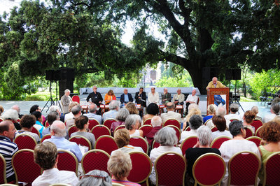 Gäste im Garten des Batha-Museums mit Musikanten; Foto: www.fesfestival.com/2010