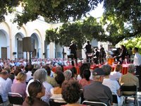 Gäste im Garten des Batha-Museums mit Musikanten; Foto: www.fesfestival.com/2010