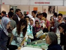 Messestand in Diyarbakir; Foto: Moran Ezdin