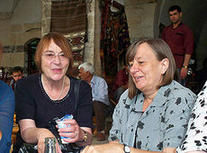 Renate Welsh und Claudia Hahn-Raabe auf dem Basar von Urfa; Foto: DW