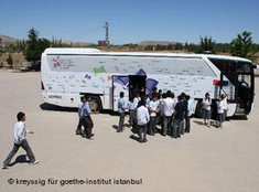 Bücherbus auf Zwischenstation in Urfa; Foto: Goethe-Institut Istanbul