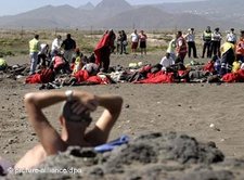 Flüchtlinge und Strandurlauber auf Teneriffa; Foto: dpa