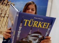 Leserin auf der Buchmesse; Foto: AP