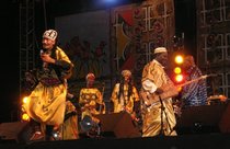 Maâlem Mahmoud Guinea (rechts) mit seiner Gembri-Gitarre, und seine Band bei ihrem Auftritt in Essaouira; Foto: Daniel Siebert