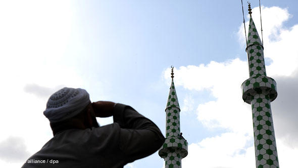 In a spectacular project, artist Boran Burchhardt redesigned both the minarets of the Centrum Mosque in the Hamburg district of St. Georg in September 2009.