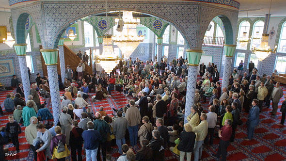 When it was built in 1973, the Fatih Mosque in Bremen was the city-state's first Muslim house of worship. The prayer hall interior was painted by two Chinese and four Turkish artists.