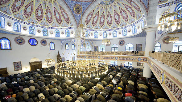 The Merkez Mosque in Duisburg, which was inaugurated in 2008, is one of the largest mosques in Germany. It has the capacity to accommodate 1,200 worshippers beneath its resplendent cupola.