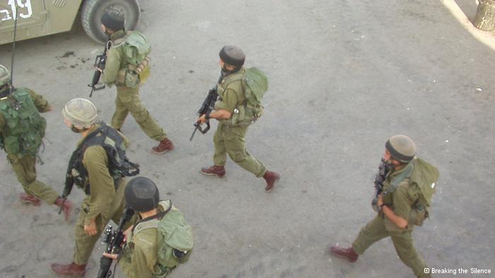 ''Du gehst auf der Hauptstraße in Hebron Streife,...