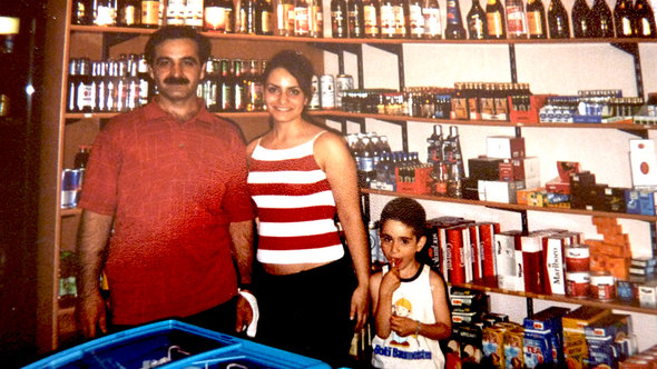 Gamze Kubasik with her little brother and her father Mehmet Kubasik on a family snapshot (photo: DW/Andrea Grunau)