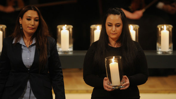 Semiya Simsek (l) and Gamze Kubasik at the commemorative service in Berlin in February 2012 (photo: dpa)