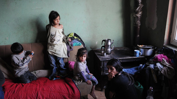 A Romani family with six children that was deported from Germany living in a one-roomed flat in Kosovo (photo: picture-alliance/ZB)