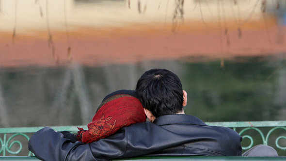 Junges Paar in Teheran bei Sonnenuntergang, Foto: Majid Saeedi/Getty Images