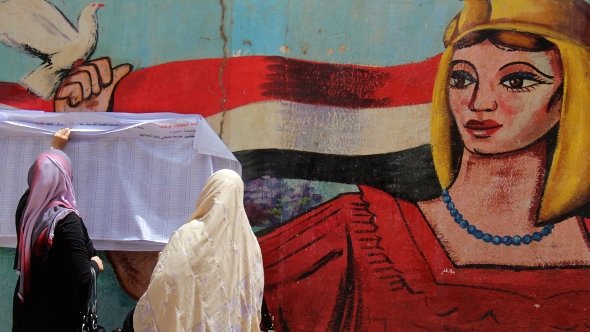 Egyptian women check for their names in the voters list before casting their votes in the first round of the presidential elections at a polling station in Cairo, Egypt, 23 May 2012 (photo: dpa)