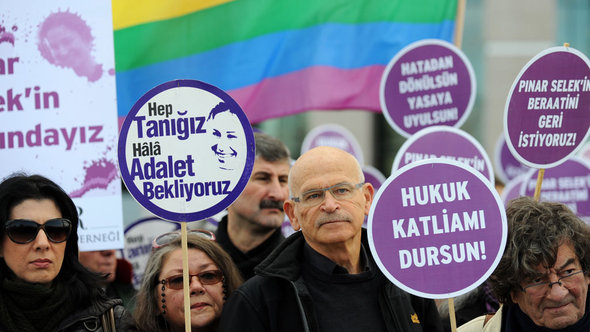 Supporters of Pinar Selek (photo: B. Kilic/AFP/Getty Images)