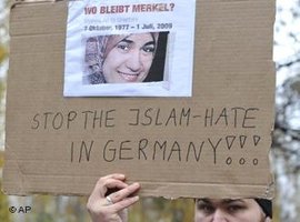 Proteste von Muslimen am 11. November 2009 gegen Islamfeindlichkeit und Rassismus nach dem Mord an Marwa El-Sherbini; Foto: AP