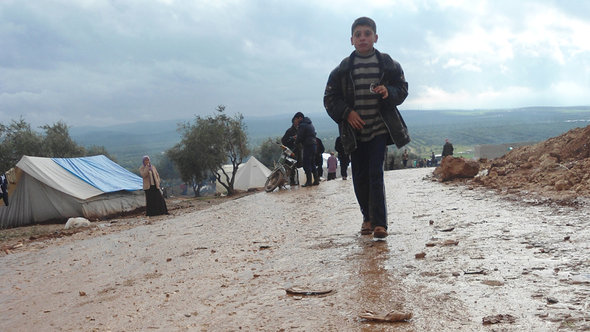 Ein rennendes Kind im Flüchtlingslager Atma, syrisch-türkische Grenze; Foto: DW/Karen Leigh