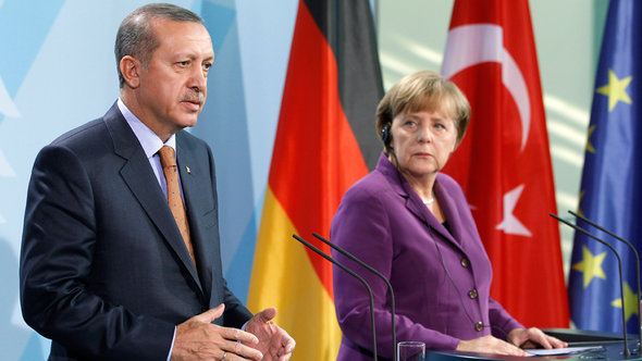 Der türkische Ministerpräsident Erdogan und die deutsche Kanzlerin Merkel; Foto: dapd