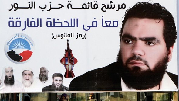 Plakat mit dem Bild Farid Alis, dem Kandidaten der Al-Nour-Partei bei den letzten Parlamentswahlen in Ägypten; Foto: dapd