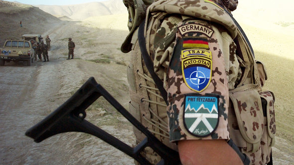 German ISAF solider patrolling near Feyzabad, Afghanistan (photo: picture-alliance/dpa)