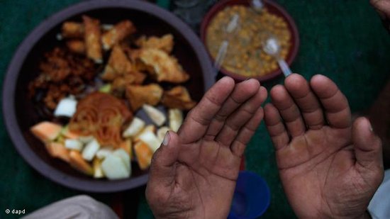 Mann betet vor dem Fastenbrechen in Pakistan; Foto: dapd