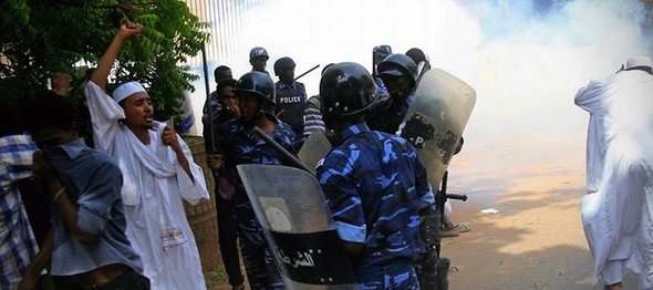 Demonstration vor der deutschen Botschaft in Khartum; Foto: Getty Images/AFP