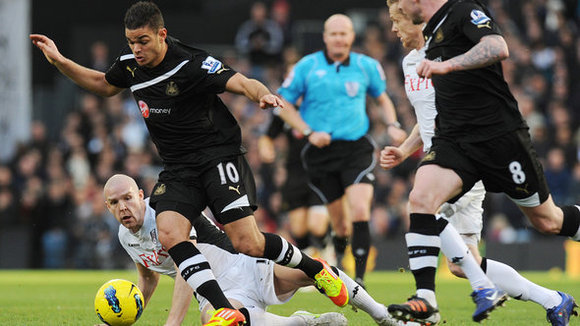 Hatem Ben Arfa during an English Premier League soccer match in London, 21 January 2012 (photo: picture-alliance/dpa)