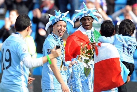 Samir Nasri celebrates winning the Premier League in Manchester (photo: dpa)