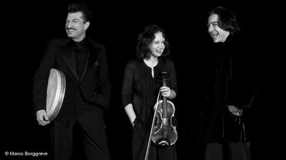 Fazil Say (rechts) mit der Violonistin Patricia Kopatchinskaja und dem Perkussionist Burhan Öcal; Foto: © Marco Borggreve