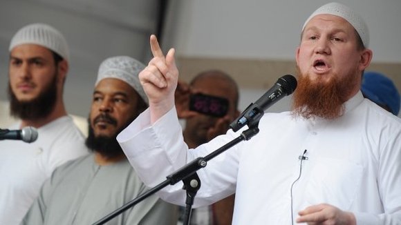 Der Salafist Pierre Vogel gemeinsam mit anderen Glaubensanhängern auf einer Kundgebung in Frankfurt; Foto: dpa