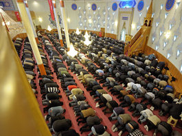 Betende in der Yavuz-Sultan-Selim-Moschee in Mannheim; Foto: Christian Kleiner