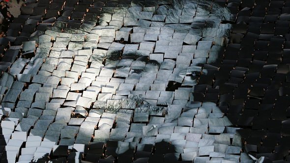 Lebanese opposition protesters hold up paper boards to form a huge likeness of the assassinated Lebanese Prime Minister Rafik Hariri (photo: AP Hussein Malla)