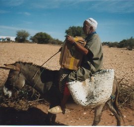 A man on the 'book caravan' (photo: Regina Keil-Sagawe)