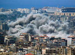 Beschuss Haret Hreiks durch israelische Kampfjets im Juli 2006; Foto: AP