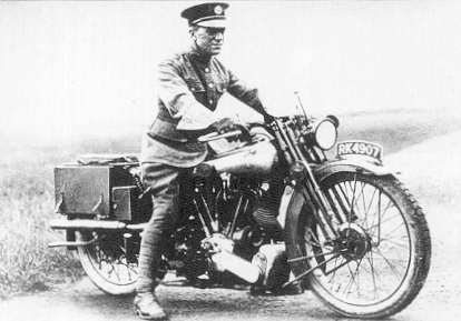 T.E. Lawrence auf seiner Brough Superior; Foto: Copyright erloschen