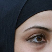 Woman wearing a headscarf (photo: dpa)