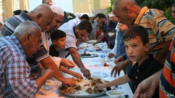 Breaking the fast at the Imam Abu Hanifa mosque in Baghdad (photo: DW/Munaf al-Saidy)