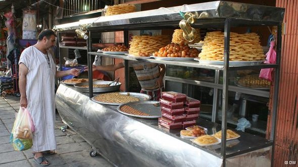 An Iraqi man buying sweets treats (photo: DW/Munaf al-Saidy)