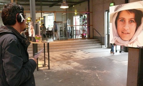 Ein Besucher sieht sich Benedikt Fuhrmanns Ausstellung auf dem Bliss Festival an; Foto: © kampnagel.de