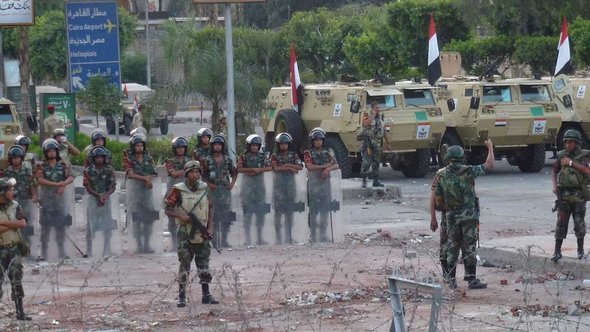 Soldiers stand guard at the headquarters of the Republican Guard in Cairo, Egypt (photo: DW)