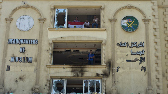 اقتحام المعارضين للمقر العام لجماعة الإخوان المسلمين في القاهرة وتخريبهم له.  AFP  Getty Images