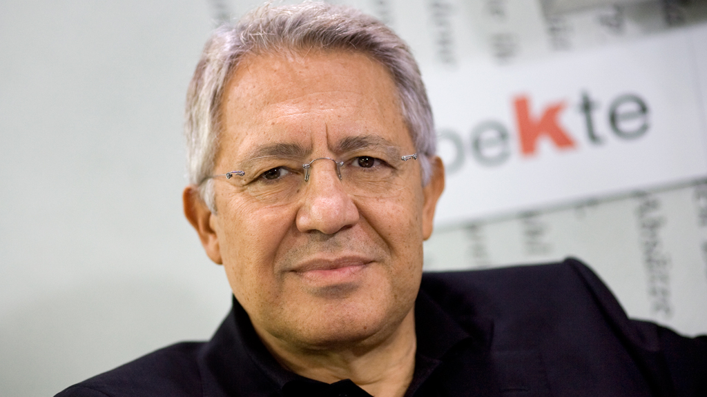 Der Buchautor, Zülfü Livaneli, bei der Buchpräsentation "Glückseligkeit", aufgenommen am 19.10.2008 auf der Buchmesse in Frankfurt am Main. Foto: Arno Burgi dpa 