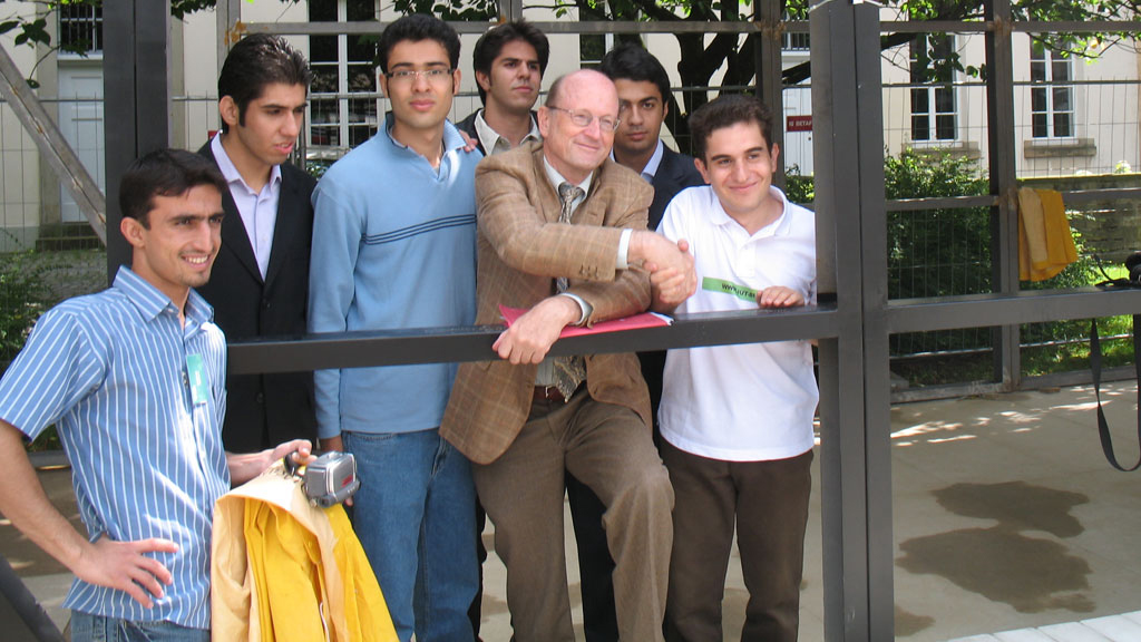 Dialog und Austausch: Prof. Georg Pegels mit iranischen und deutschen Studenten während eines wissenschaftlichen Austauschprogramms.