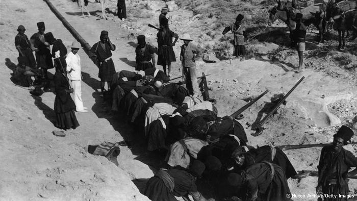 Schuften in sengender Sonne; Foto: Hulton Archive/Getty Images