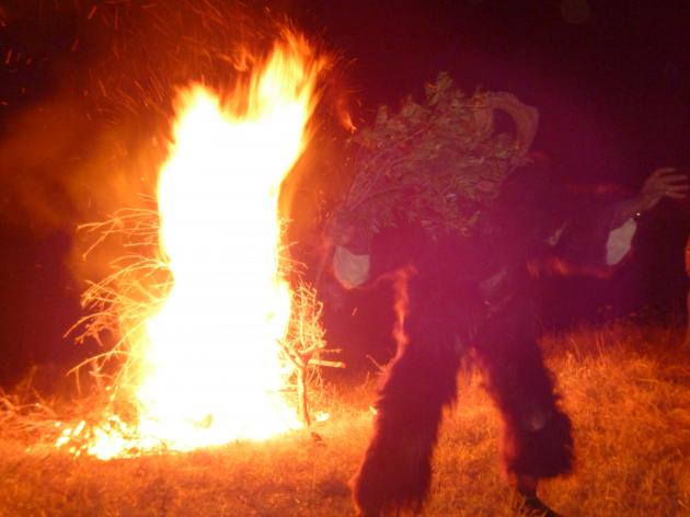 Goat god Boujeloud dancing in front of a fire (photo: © Arian Fariborz)