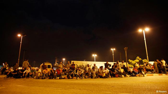 Some 47,000 Palestinians with official work permits make the daily commute from the West Bank. After crossing the border, they are bused to their workplaces. (photo: Reuters)