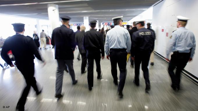 Deutsche Grenzschutzbeamte in Frankfurt am Main; Foto: dpa/picture-alliance