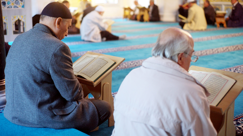 Gläubige lesen im Koran; Foto: picture-alliance/dpa