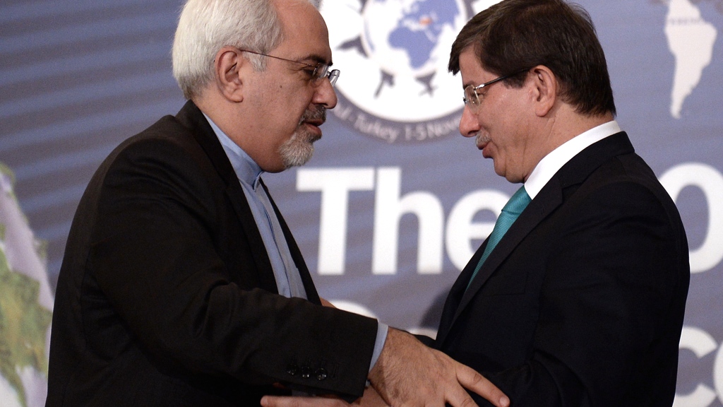 Irans Außenminister Mohammad Javad Zarif (l.) und sein türkischer Amtskollege Ahmet Davutoglu in Istanbul; Foto: AP