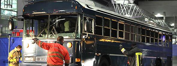 The bus in which the two US soldiers were killed is being inspected (photo: dapd)